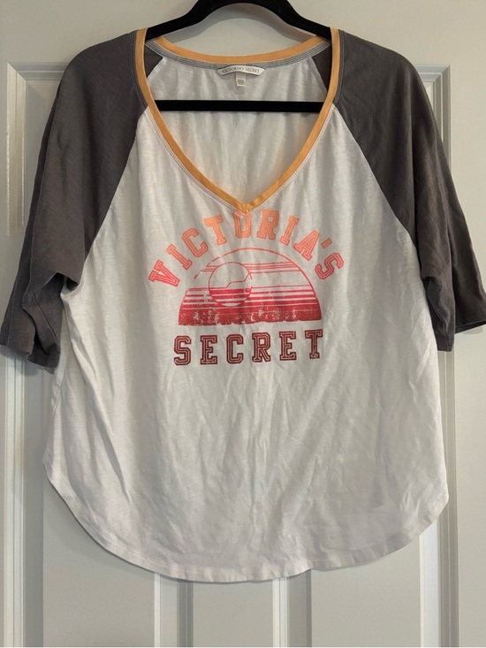 Victoria's Secret Tops - Victoria's Secret White & Gray Baseball Tee with Pink Glitter Logo, size Small